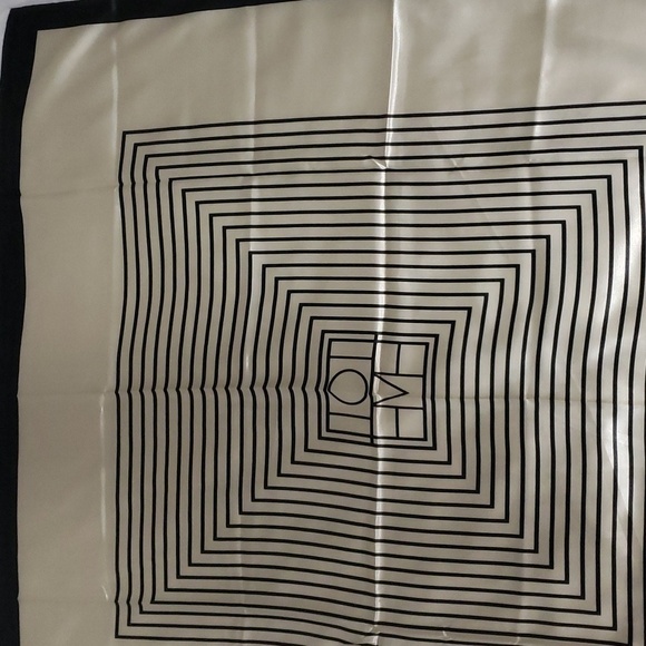 R-696- Women's Scarf Back And Cream Colors NWT - Picture 4 of 8